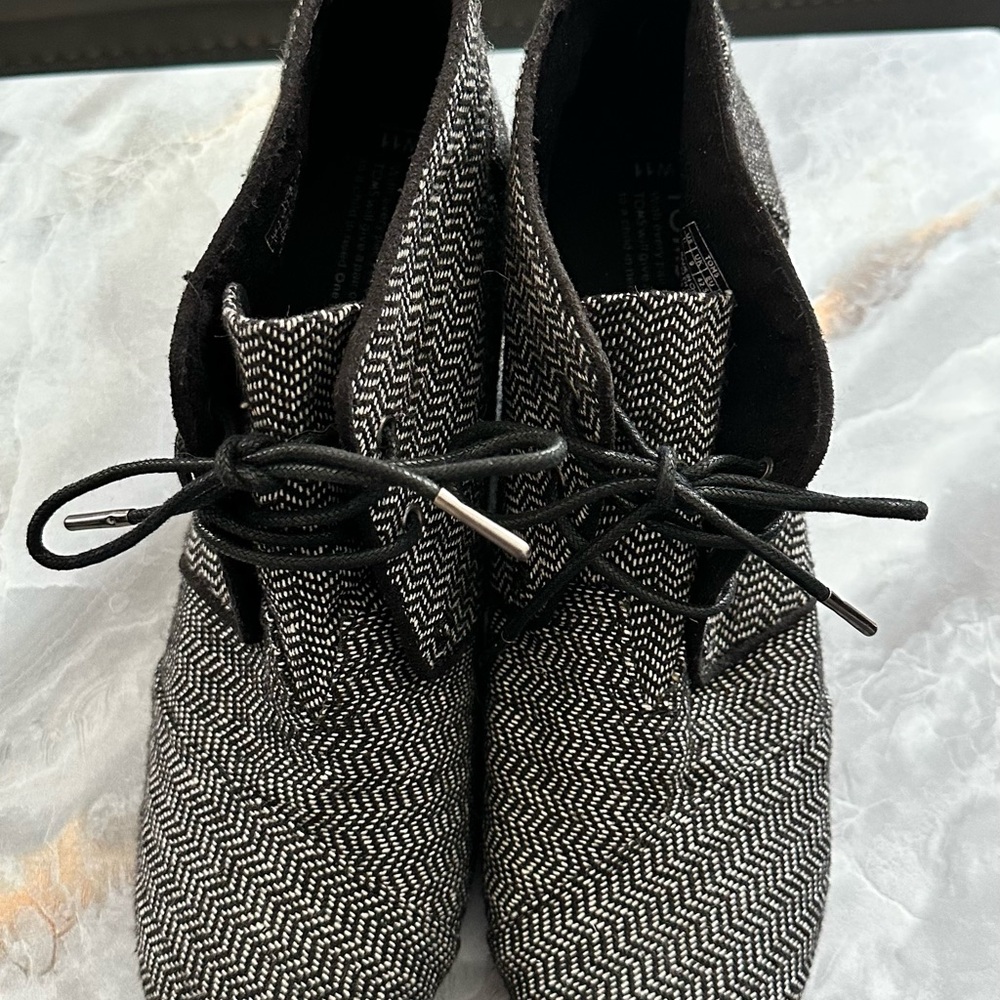 Tom’s Black and White Herringbone Lace-Up ankle boot